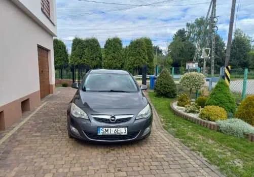 Opel Astra cena 23000 przebieg: 186000, rok produkcji 2012 z Mikołów małe 106